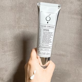 올리브 오일 스킨케어 컴퍼니 [OOSC] 보송보송한 내추럴리 너리시드 핸드크림 125ml — 4점을 준 리뷰어가 2021년 4월 올린 사용 사진