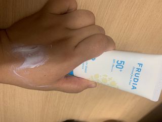 틱톡 [후르디아] 백탁NO! 화잘먹 수분광 선 에센스✨ — 5점을 준 리뷰어가 2023년 8월 올린 사용 사진