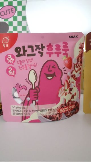 스낵스 와그작후루룩 3종_카카오2봉+아몬드2봉+딸기2봉 (총 6봉) — 5점을 준 리뷰어가 2024년 2월 올린 사용 사진