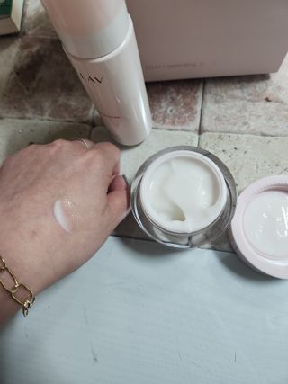 프리마인 바르기만 하면 철벽 스킨케어+24시간 마스크팩 효과. 셀라브 리제너레이팅 시스템 부스터+크림 세트 — 5점을 준 리뷰어가 2023년 4월 올린 사용 사진