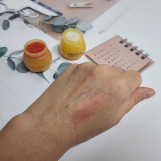 [후르디아] 올리브영 꿀과즙 립밤 2종 (블루베리/석류) — 4점을 준 리뷰어가 2021년 11월 올린 사용 사진