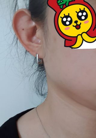 [골드앤디어] 14K 사각 네모 원터치 귀걸이_3color — 5점을 준 리뷰어가 2021년 6월 올린 사용 사진