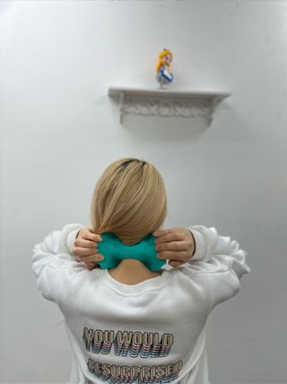 힐니스북 [힐마이넥]   거북목 통증완화를 위한 휴대용 목 안마기 — 3점을 준 리뷰어가 2022년 12월 올린 사용 사진