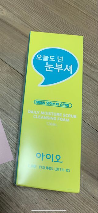 IO 아이오 오늘도 넌 눈부셔 - 데일리 스크럽 클렌징폼 — 5점을 준 리뷰어가 2021년 2월 올린 사용 사진