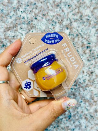 틱톡 [후르디아] 튼입술해결템 올리브영 블루베리 하이드레이팅 허니 립밤 — 5점을 준 리뷰어가 2023년 12월 올린 사용 사진