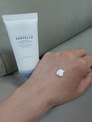 MF[스킨1004] 마다가스카르 센텔라 히알루-시카 워터핏 선세럼 50ml — 5점을 준 리뷰어가 2024년 5월 올린 사용 사진