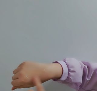 클림 9월 28일, 출시 손 세정의 번거로움을 없앤 핸드크림 — 5점을 준 리뷰어가 2021년 3월 올린 사용 사진
