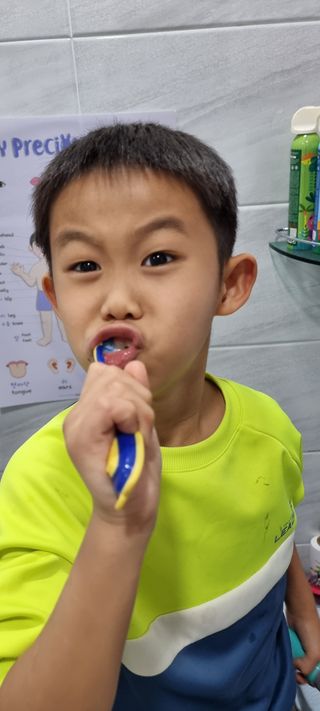 치과에서 쓰는 치약 _ 라벨제로 저불소 꼬마, 키즈, 유아, 베이비, 주니어 안전한 어린이치약 — 5점을 준 리뷰어가 2022년 11월 올린 사용 사진