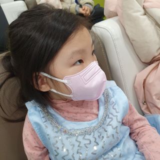 애니가드키즈 새부리형 KF94  5컬러 각 10매입 [화이트, 블랙, 크리미베이지, 코튼핑크, 그레이] 3-6세 — 4점을 준 리뷰어가 2022년 2월 올린 사용 사진