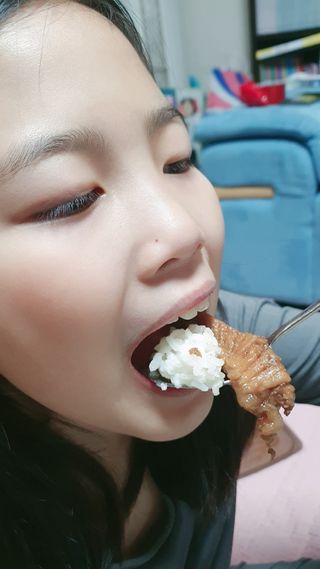 소담스퀘어 상암 통큰오리착한삼겹 1석3조수제양념돼지갈비 — 5점을 준 리뷰어가 2022년 12월 올린 사용 사진