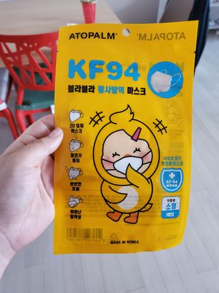 아토팜 블라블라 황사방역 마스크 KF94 — 5점을 준 리뷰어가 2021년 10월 올린 사용 사진