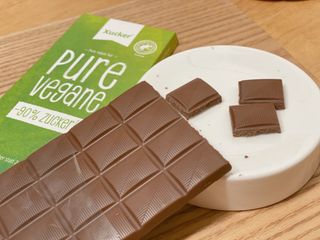 당류2g 자일리톨로 단맛을낸 슈카 퓨어비건 무설탕초콜릿 Xucker vegan 2개입 — 4.5점을 준 리뷰어가 2021년 4월 올린 사용 사진