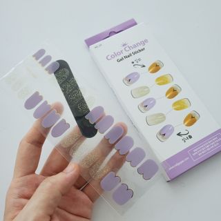 [네일가게] 햇빛에 닿으면 색이 변하는 신기한 햇살 반전 네일스티커 — 2점을 준 리뷰어가 2021년 8월 올린 사용 사진