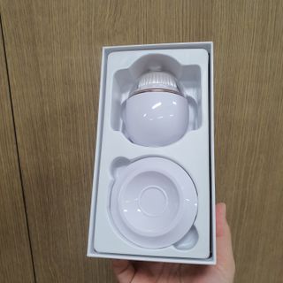 디하우트 랩 디하우트랩 클렌징 피부관리기 진동클렌저 실리콘+2종 인조모 브러시 — 5점을 준 리뷰어가 2021년 11월 올린 사용 사진