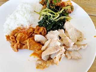굽네몰 [굽네] 소스가 맛있는 닭가슴살 슬라이스 4종 — 4.5점을 준 리뷰어가 2021년 4월 올린 사용 사진