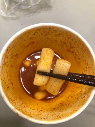 유비쿡 컵떡볶이 매운컵떡볶이2개/ 짜장컵떡볶이 2개  총 4개세트 — 4.5점을 준 리뷰어가 2021년 7월 올린 사용 사진