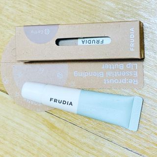 [후르디아] 올리브영 착한보습 비건 립버터 2종 — 5점을 준 리뷰어가 2022년 12월 올린 사용 사진
