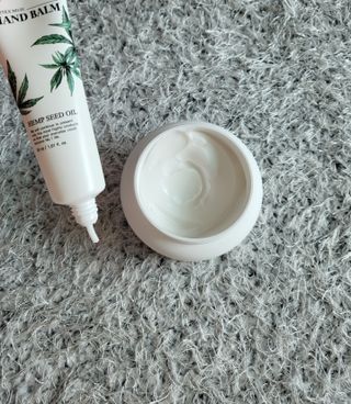 버텍스넘버원 버텍스 넘버원 햄프씨드오일 핸드밤, 바디크림 — 5점을 준 리뷰어가 2022년 3월 올린 사용 사진