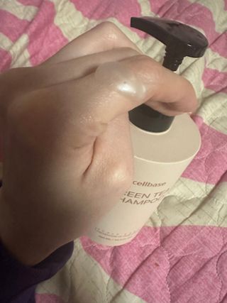 프리마인 더이상 뻣뻣하고 효과없는 탈모샴푸는 NO. 근본부터 케어하는 셀베이스 그린티샴푸(500ml) — 5점을 준 리뷰어가 2023년 5월 올린 사용 사진