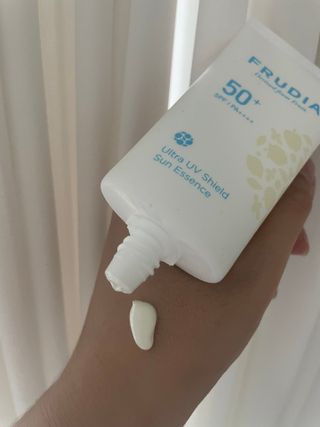 틱톡 [후르디아] 백탁NO! 화잘먹 수분광 선 에센스✨ — 5점을 준 리뷰어가 2023년 6월 올린 사용 사진