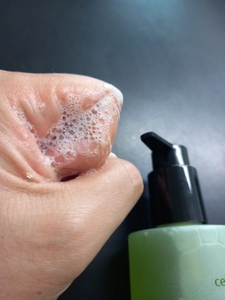 프리마인 메이크업과 들뜨는 각질까지 한방에 깐달걀로! 순하기까지한 셀베이스 그린티클렌저(200ml) — 5점을 준 리뷰어가 2023년 5월 올린 사용 사진