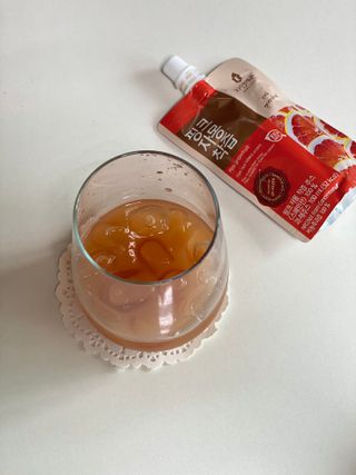 자연에온 핑크 자몽 착즙 100mL 10개입 1BOX +가 득담은 자몽 콜라겐 젤리스틱 1BOX — 3.5점을 준 리뷰어가 2021년 6월 올린 사용 사진