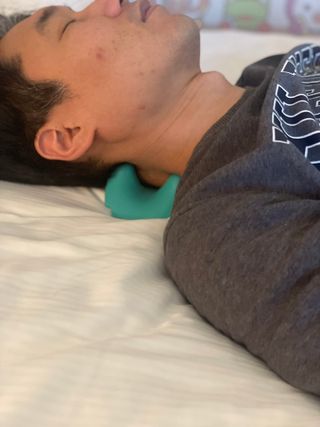 힐니스북 [힐마이넥]   거북목 통증완화를 위한 휴대용 목 안마기 — 5점을 준 리뷰어가 2022년 12월 올린 사용 사진