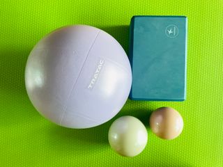 [트라택] 홈 필라테스 SET [미니짐볼+웨이트볼(0.5kg&1kg+요가블럭] — 5점을 준 리뷰어가 2022년 7월 올린 사용 사진
