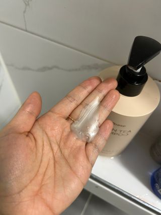 프리마인 더이상 뻣뻣하고 효과없는 탈모샴푸는 NO. 근본부터 케어하는 셀베이스 그린티샴푸(500ml) — 5점을 준 리뷰어가 2023년 2월 올린 사용 사진