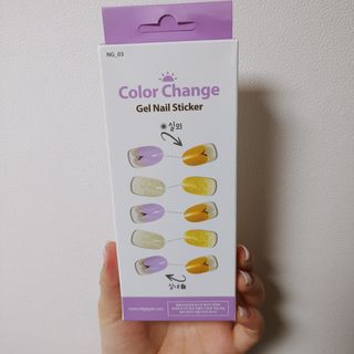 [네일가게] 햇빛에 닿으면 색이 변하는 신기한 햇살 반전 네일스티커 — 5점을 준 리뷰어가 2021년 8월 올린 사용 사진