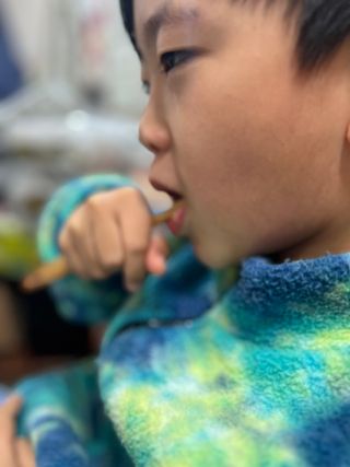 치과에서 쓰는 치약 _ 라벨제로 저불소 꼬마, 키즈, 유아, 베이비, 주니어 안전한 어린이치약 — 5점을 준 리뷰어가 2022년 11월 올린 사용 사진