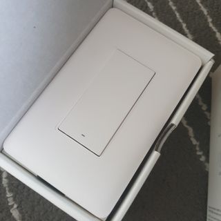 아카라 조명 스위치를 누워서 끄는 방법 (스마트 조명 스위치 2구 + 무선 리모트 스위치 1구 T1, 스마트 허브 E1) — 5점을 준 리뷰어가 2021년 11월 올린 사용 사진