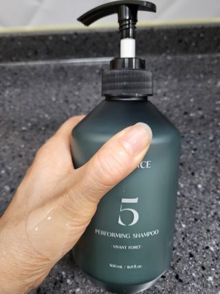 르핸스 퍼포밍 5 샴푸 비반트 포렛/베티버 포그 — 5점을 준 리뷰어가 2023년 2월 올린 사용 사진