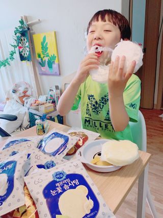 딜라이트 프로젝트  달콤한 눈꽃 간식세트( 눈꽃 솜사탕 / 레몬라임 솜사탕 / 달고나 총 7EA+스마트톡 증정) — 5점을 준 리뷰어가 2022년 5월 올린 사용 사진