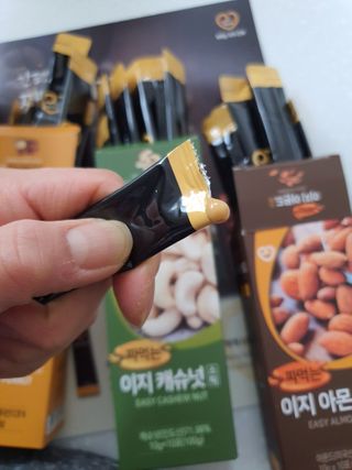 짜먹는 이지견과 짜먹는 이지아몬드, 짜먹는 이지허니피넛, 짜먹는 이지캐슈넛 각 10g X  10포 — 5점을 준 리뷰어가 2021년 3월 올린 사용 사진