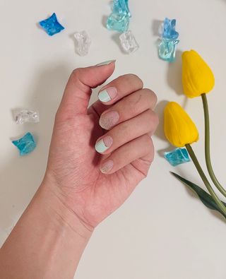 [네일가게] 햇빛에 닿으면 색이 변하는 신기한 햇살 반전 네일스티커 — 5점을 준 리뷰어가 2021년 8월 올린 사용 사진