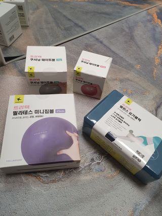 [트라택] 홈 필라테스 SET [미니짐볼+웨이트볼(0.5kg&1kg+요가블럭] — 5점을 준 리뷰어가 2022년 8월 올린 사용 사진