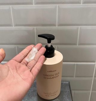 프리마인 더이상 뻣뻣하고 효과없는 탈모샴푸는 NO. 근본부터 케어하는 셀베이스 그린티샴푸(500ml) — 5점을 준 리뷰어가 2023년 3월 올린 사용 사진