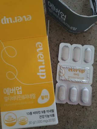 [몸엔용] 에버업 멀티비타민&미네랄, 눈건강 루테인 혈행건강 오메가3, 면역 프로바이오틱스 3종 택1 — 5점을 준 리뷰어가 2022년 4월 올린 사용 사진