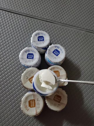 매일바이오 그릭요거트 오리지널 플레인 4개, 로스터리 커피믹스 4개 — 1점을 준 리뷰어가 2021년 12월 올린 사용 사진