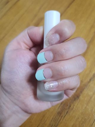 [네일가게] 햇빛에 닿으면 색이 변하는 신기한 햇살 반전 네일스티커 — 4점을 준 리뷰어가 2021년 8월 올린 사용 사진