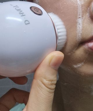디하우트 랩 디하우트랩 클렌징 피부관리기 진동클렌저 실리콘+2종 인조모 브러시 — 5점을 준 리뷰어가 2021년 11월 올린 사용 사진