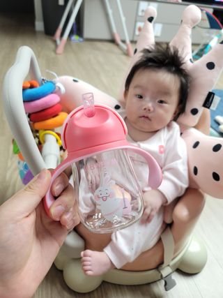 유비맘 트라이탄 코니빨대컵_컬러 랜덤 발송 — 5점을 준 리뷰어가 2021년 3월 올린 사용 사진