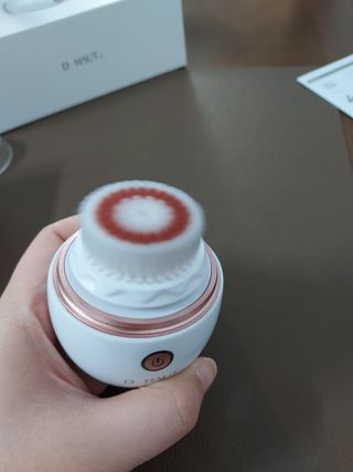 디하우트 랩 디하우트랩 클렌징 피부관리기 진동클렌저 실리콘+2종 인조모 브러시 — 5점을 준 리뷰어가 2021년 11월 올린 사용 사진