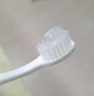 치과에서 쓰는 치약 _ 라벨제로 저불소 꼬마, 키즈, 유아, 베이비, 주니어 안전한 어린이치약 — 3.5점을 준 리뷰어가 2023년 1월 올린 사용 사진