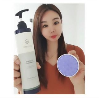 유메이 웰니스 샴푸 + 유메이 스칼프 브러쉬 — 5점을 준 리뷰어가 2021년 12월 올린 사용 사진