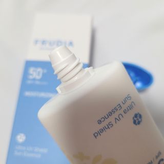 틱톡 [후르디아] 백탁NO! 화잘먹 수분광 선 에센스✨ — 4점을 준 리뷰어가 2023년 6월 올린 사용 사진