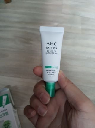 [AHC] 세이프온 에센스 선크림 올리브영 스페셜 증정 기획세트 — 5점을 준 리뷰어가 2022년 6월 올린 사용 사진