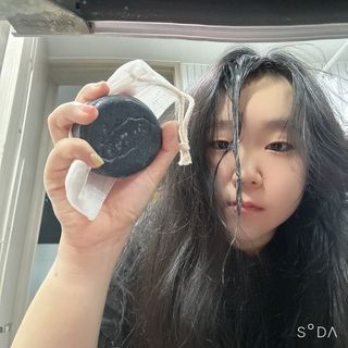 free [아토르] 9종 임상완료 아토르 다름 샴푸바_블랙  프리미엄 두피 케어 샴푸바 — 4점을 준 리뷰어가 2024년 5월 올린 사용 사진