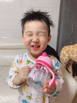 유비맘 트라이탄 코니빨대컵_컬러 랜덤 발송 — 5점을 준 리뷰어가 2021년 3월 올린 사용 사진